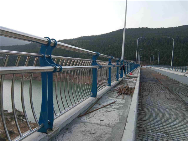 潜江不锈钢桥梁护栏的特点及其在桥梁安全中的重要作用