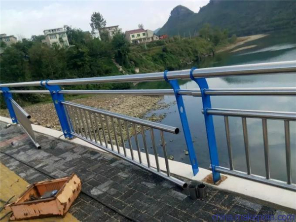 潜江不锈钢复合管护栏是一种卓越的防护材料